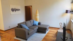 un soggiorno con divano e cuscini blu di Ferrari Suite Modena a Modena