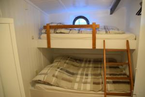 two bunk beds in a small room with a window at Boathotel Rotterdam Anna in Rotterdam