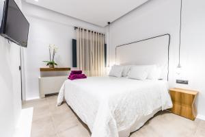 Postel nebo postele na pokoji v ubytování Portes Suites & Villas Mykonos