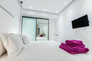 Postel nebo postele na pokoji v ubytování Portes Suites & Villas Mykonos