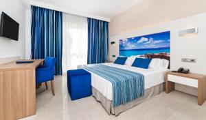 Postel nebo postele na pokoji v ubytování Globales Playa Estepona