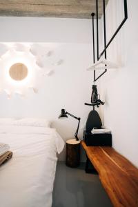 Rúm í herbergi á Mesanto Luxury Suites