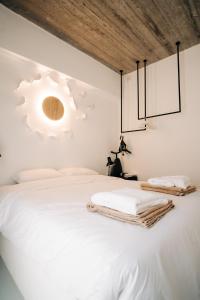 Rúm í herbergi á Mesanto Luxury Suites