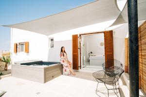 Rúm í herbergi á Mesanto Luxury Suites