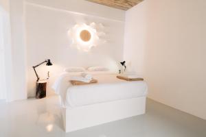 Rúm í herbergi á Mesanto Luxury Suites