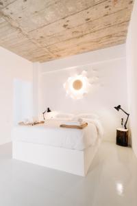 Rúm í herbergi á Mesanto Luxury Suites