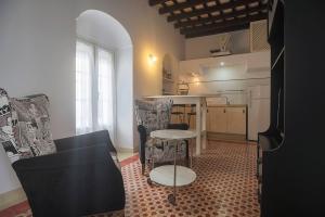 a kitchen with a couch and a table in a room at Casa Convento in Vejer de la Frontera