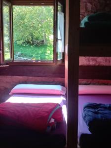 2 Betten in einem Zimmer mit Fenster in der Unterkunft Otardi in Asteasu