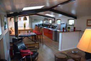 a kitchen and dining area of a rv at Boathotel Rotterdam Anna in Rotterdam