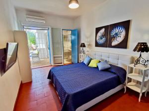 מיטה או מיטות בחדר ב-Beachfront House Geremeas Sardegna