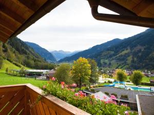 widok na dolinę z balkonu z kwiatami w obiekcie Landhaus Gastein w mieście Dorfgastein