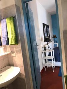 baño con lavabo y aseo y escritorio en Beachfront House Geremeas Sardegna, en Geremèas