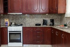 Kuchyňa alebo kuchynka v ubytovaní Mavros Molos Seaside Apartment