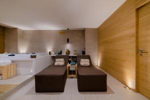 Кровать или кровати в номере Cumeja Beach Club & Hotel