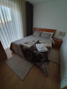 a bedroom with a large bed with a window at Alojamento 4 Bicas in Seia