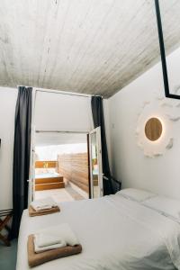 Rúm í herbergi á Mesanto Luxury Suites