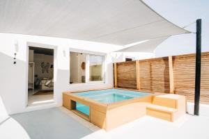 Sundlaugin á Mesanto Luxury Suites eða í nágrenninu