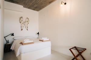 Rúm í herbergi á Mesanto Luxury Suites