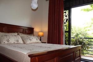 Tempat tidur dalam kamar di Biyem Hotel