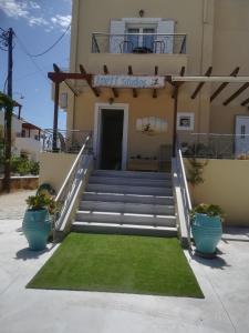 budynek ze schodami i trawą przed nim w obiekcie Anett Studios w Elafónisos