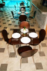 uma sala de jantar com mesa e cadeiras num restaurante em Hotel Marvento II em Salinas