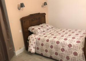 Katil atau katil-katil dalam bilik di La Maison du soleil L Aulhere 3 étoiles ,Maison familiale 6-7 personnes, Jacuzzi , Massages bien-être en option