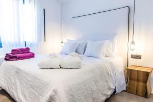 Postel nebo postele na pokoji v ubytování Portes Suites & Villas Mykonos