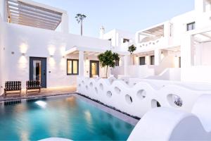 Bazén v ubytování Portes Suites & Villas Mykonos nebo v jeho okolí