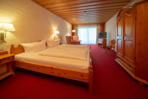 a bedroom with a large bed in a room at Seehotel Weissensee in Füssen