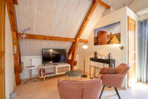 TV a/nebo společenská místnost v ubytování B&B L'Orée du Bois Bourgogne - Adults Only
