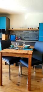 un tavolo di legno con ciotole e bicchieri di Loft4two a Meiringen