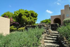 un sentiero in pietra che conduce a un edificio con parete in pietra di Relais Euterpini a Pantelleria