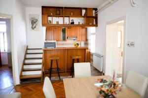 Apartments Bazilika في نوفاليا: مطبخ صغير مع طاولة ومكتب