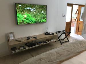 ein Wohnzimmer mit einem Flachbild-TV an der Wand in der Unterkunft Bryan's View in Windhoek