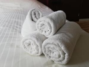 einen Stapel Handtücher auf dem Bett in der Unterkunft Logies Het Maantje in De Panne