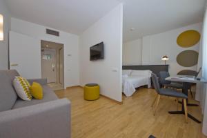 Televízia a/alebo spoločenská miestnosť v ubytovaní Aparthotel Atenea Valles