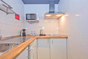 Kuchyňa alebo kuchynka v ubytovaní Aparthotel Atenea Valles