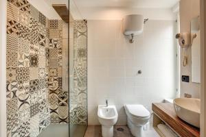 ローマにあるホテル キングのバスルーム(トイレ、洗面台、シャワー付)