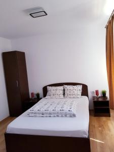 スリナにあるPensiunea Casa Blancaのベッドルーム1室(大型ベッド1台、白いシーツ、枕付)