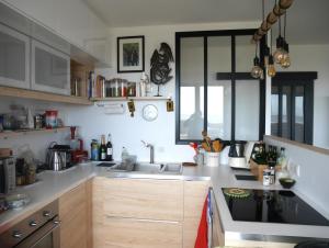 A kitchen or kitchenette at Appartement Roc'h Avel - Front de mer, Vue sur mer et Jardin ensoleillé sans vis à vis