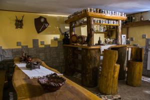 Ο χώρος του lounge ή του μπαρ στο Casa Rareş Suceviţa