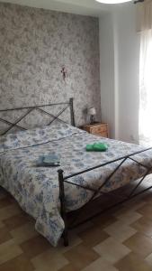 リベラにあるVannaのベッドルーム1室(青と白の掛け布団付きのベッド1台付)