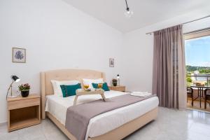 ein Schlafzimmer mit einem Bett und einem Tisch darauf in der Unterkunft M & S Villa - 3 bedroom villa with heated pool in Pastida