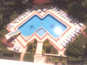 an overhead view of a swimming pool with lawn chairs at Gold Sun 4 in Mahmutlar