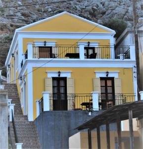 Gompos Apartment - Cozy Apartment next to the sea - Amazing Sea View的阳台或露台