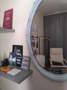 un espejo sentado en un estante en una habitación en Villa Regio Garden en Vila do Conde