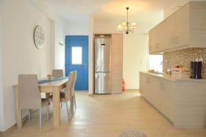 A kitchen or kitchenette at Katy House