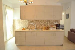 A kitchen or kitchenette at Katy House