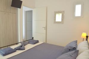 A bed or beds in a room at Katy House