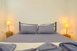 A bed or beds in a room at Katy House